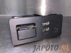 Gebruikte AUX/USB aansluiting Mazda CX-5 (KE,GH) 2.5 SkyActiv-G 192 16V 4WD Prijs € 49,95 Margeregeling aangeboden door Japoto Parts B.V.