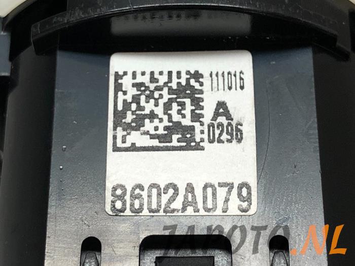 Schakelaar 2WD/4WD van een Mitsubishi Outlander (GF/GG) 2.0 16V PHEV 4x4 2018