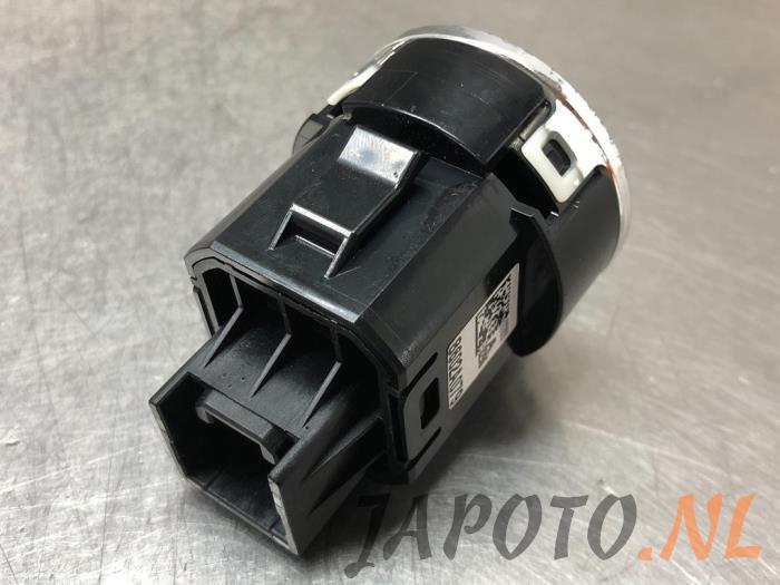 Schakelaar 2WD/4WD van een Mitsubishi Outlander (GF/GG) 2.0 16V PHEV 4x4 2018