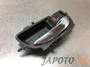 Gebruikte Portiergreep 4Deurs rechts-voor Toyota Aygo (B40) 1.0 12V VVT-i Prijs € 14,99 Margeregeling aangeboden door Japoto Parts B.V.