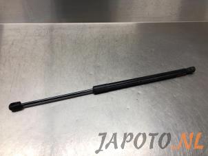 Gebruikte Kofferdekseldemper links-achter Suzuki Swace 1.8 16V Hybrid Prijs € 20,95 Margeregeling aangeboden door Japoto Parts B.V.