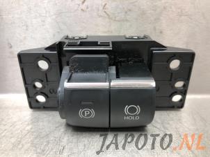 Gebruikte Schakelaar handrem Suzuki Swace 1.8 16V Hybrid Prijs € 52,45 Margeregeling aangeboden door Japoto Parts B.V.