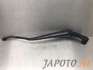 Gebruikte Ruitenwisserarm voor Mazda 2 (DJ/DL) 1.5 SkyActiv-G 90 Prijs € 19,95 Margeregeling aangeboden door Japoto Parts B.V.