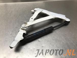 Gebruikte Gasdemper rechts-achter Mazda MX-5 (ND) 1.5 Skyactiv G-131 16V Prijs € 49,95 Margeregeling aangeboden door Japoto Parts B.V.