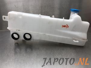 Gebruikte Ruitensproeiertank achter Suzuki Ignis (MF) 1.2 Dual Jet 16V Prijs € 30,45 Margeregeling aangeboden door Japoto Parts B.V.