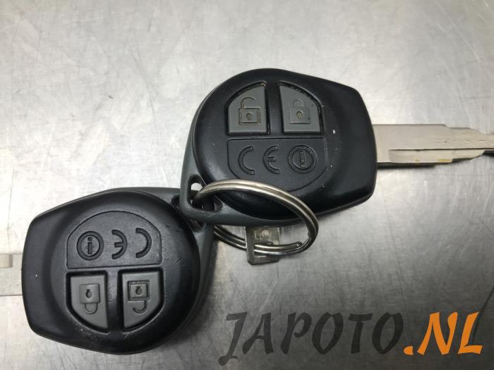 Kontaktslot + computer van een Suzuki Swift (ZA/ZC/ZD) 1.2 16_ 2014