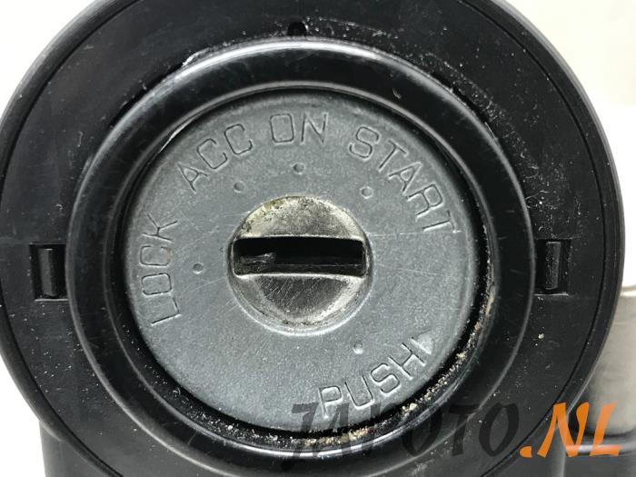 Kontaktslot + computer van een Suzuki Swift (ZA/ZC/ZD) 1.2 16_ 2014