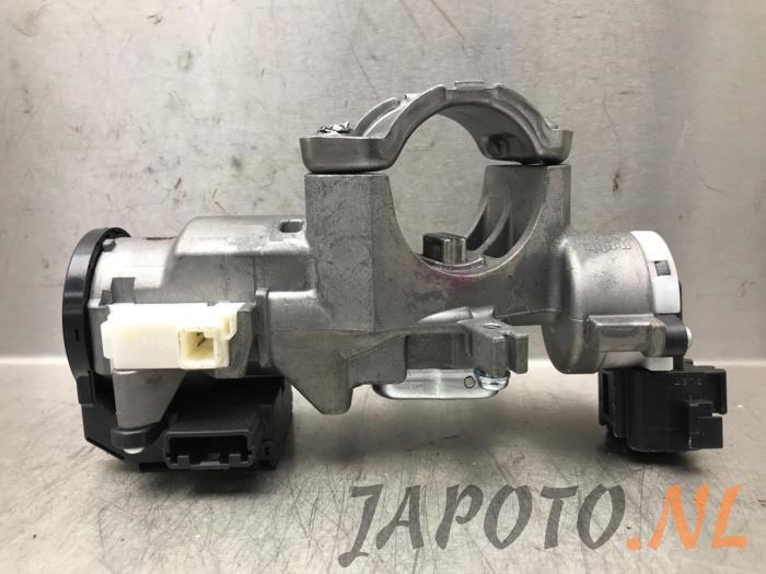 Kontaktslot + computer van een Suzuki Swift (ZA/ZC/ZD) 1.2 16_ 2014