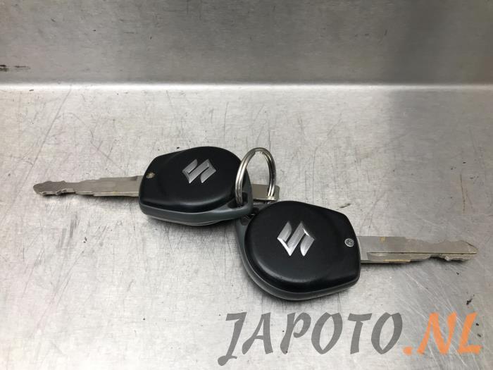 Kontaktslot + computer van een Suzuki Swift (ZA/ZC/ZD) 1.2 16_ 2014