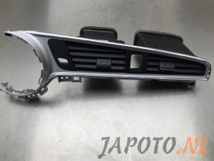 Gebruikte Luchtrooster Dashboard Kia Cee'd Sportswagon (JDC5) 1.6 CRDi 16V VGT Prijs € 52,45 Margeregeling aangeboden door Japoto Parts B.V.