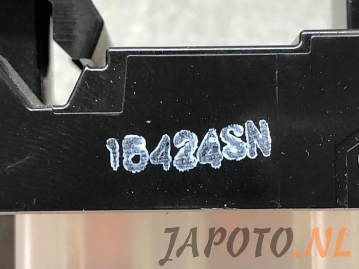 Elektrisch Raam Schakelaar van een Nissan Qashqai (J11) 1.2 DIG-T 16V 2015