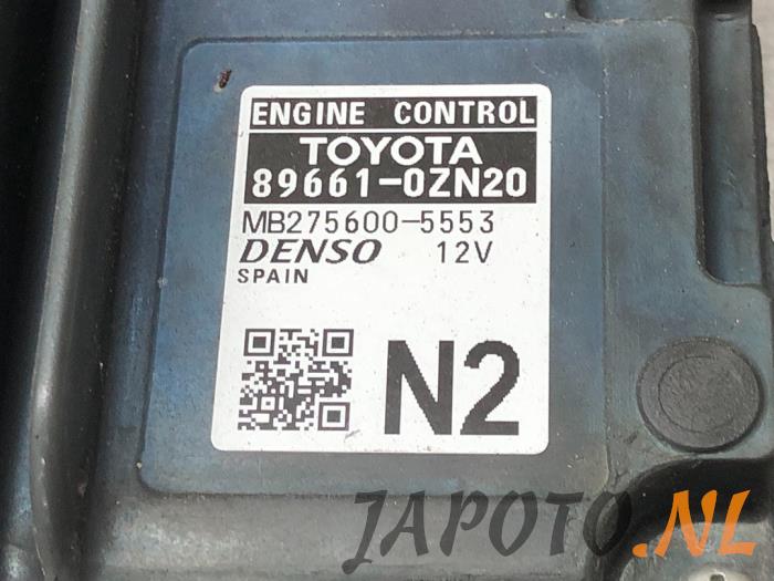 Contactslot + computer van een Toyota Auris Touring Sports (E18) 1.2 T 16V 2015