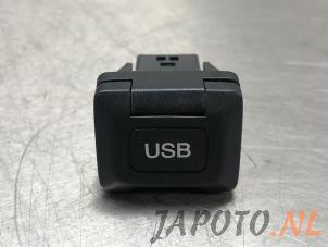 Gebruikte AUX/USB aansluiting Honda Civic (FK1/2/3) 1.4i VTEC 16V Prijs € 20,95 Margeregeling aangeboden door Japoto Parts B.V.