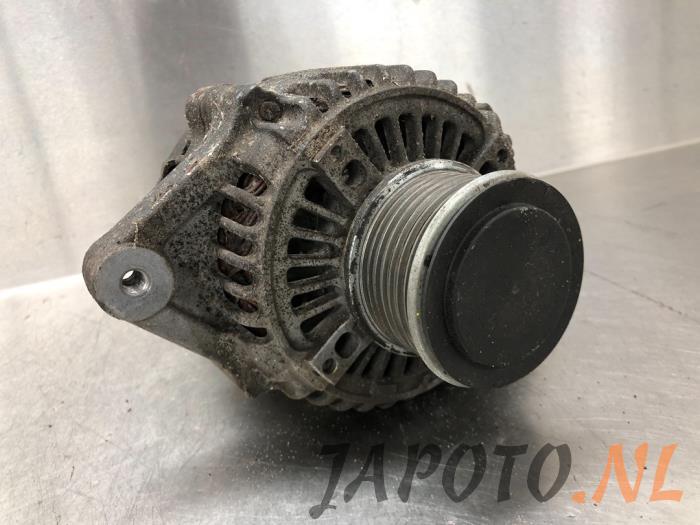 Dynamo van een Toyota Land Cruiser (J12) 3.0 D-4D 16V 2003