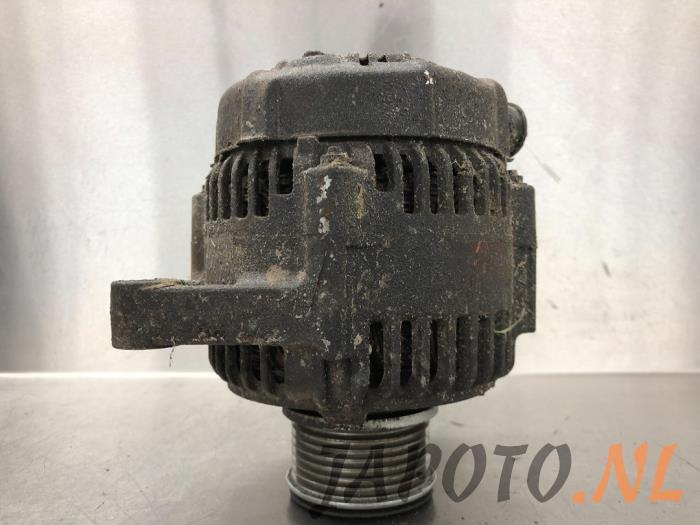 Dynamo van een Toyota Land Cruiser (J12) 3.0 D-4D 16V 2003
