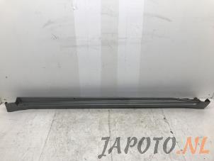 Gebruikte Sideskirt links Toyota Avensis Wagon (T27) 2.0 16V D-4D-F Prijs € 75,00 Margeregeling aangeboden door Japoto Parts B.V.
