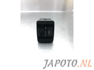Gebruikte Schakelaar Koplamp Ihv Nissan Qashqai (J11) 1.3 DIG-T 160 16V Prijs € 10,45 Margeregeling aangeboden door Japoto Parts B.V.