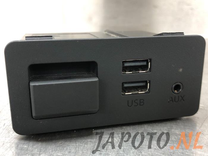 AUX/USB aansluiting van een Mazda MX-5 RF (ND) 2.0 SkyActiv G-160 16V 2018