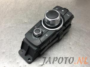 Gebruikte Radiobedienings paneel Mazda MX-5 RF (ND) 2.0 SkyActiv G-160 16V Prijs € 124,95 Margeregeling aangeboden door Japoto Parts B.V.