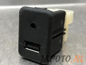 Gebruikte AUX/USB aansluiting Chevrolet Aveo (300) 1.3 D 16V Prijs € 14,95 Margeregeling aangeboden door Japoto Parts B.V.