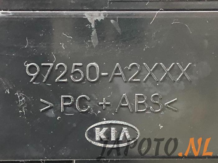 Kachel Bedieningspaneel van een Kia Cee'd (JDB5) 1.0i T-GDi 12V 120 2015