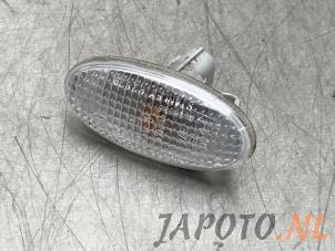 Gebruikte Knipperlicht Scherm rechts-voor Mazda 2 (DE) 1.3 16V S-VT High Power Prijs € 6,95 Margeregeling aangeboden door Japoto Parts B.V.