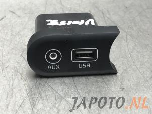 Gebruikte AUX/USB aansluiting Kia Cee'd (JDB5) 1.0i T-GDi 12V 120 Prijs € 19,95 Margeregeling aangeboden door Japoto Parts B.V.