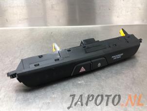Gebruikte Alarmlicht Schakelaar Kia Stonic (YB) 1.0i T-GDi 12V Eco-Dynamics+ Prijs € 19,95 Margeregeling aangeboden door Japoto Parts B.V.