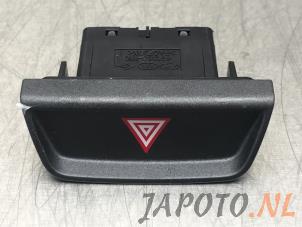 Gebruikte Schakelaar Paniekverlichting Kia Sportage (SL) 1.6 GDI 16V 4x2 Prijs € 9,99 Margeregeling aangeboden door Japoto Parts B.V.