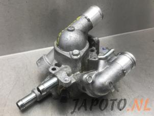 Gebruikte Thermostaathuis Mitsubishi Outlander (GF/GG) 2.4 16V PHEV 4x4 Prijs € 78,74 Margeregeling aangeboden door Japoto Parts B.V.