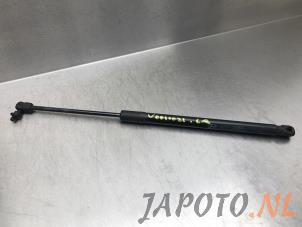 Gebruikte Kofferdekseldemper links-achter Hyundai iX20 (JC) 1.6i 16V Prijs € 15,70 Margeregeling aangeboden door Japoto Parts B.V.