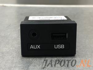 Gebruikte AUX/USB aansluiting Hyundai i10 (B5) 1.2 16V Prijs € 24,95 Margeregeling aangeboden door Japoto Parts B.V.