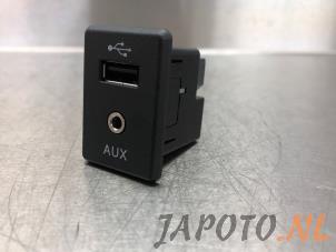 Gebruikte AUX/USB aansluiting Nissan Micra (K14) 1.0 IG-T 100 Prijs € 24,95 Margeregeling aangeboden door Japoto Parts B.V.