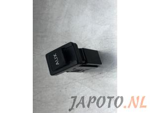 Gebruikte AUX/USB aansluiting Toyota Yaris II (P9) 1.33 16V Dual VVT-I Prijs € 19,95 Margeregeling aangeboden door Japoto Parts B.V.