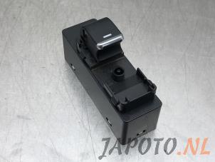 Gebruikte Ruit schakelaar elektrisch Mazda 6 SportBreak (GJ/GH/GL) 2.2 SkyActiv-D 150 16V Prijs € 20,99 Margeregeling aangeboden door Japoto Parts B.V.