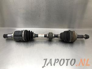 Gebruikte Aandrijfas links-voor Toyota Auris (E18) 1.8 16V Hybrid Prijs € 99,95 Margeregeling aangeboden door Japoto Parts B.V.