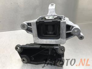 Gebruikte Versnellingsbak Steun Kia Sportage (NQ5E) 1.6 T-GDi Hybrid 16V AWD Prijs € 52,45 Margeregeling aangeboden door Japoto Parts B.V.