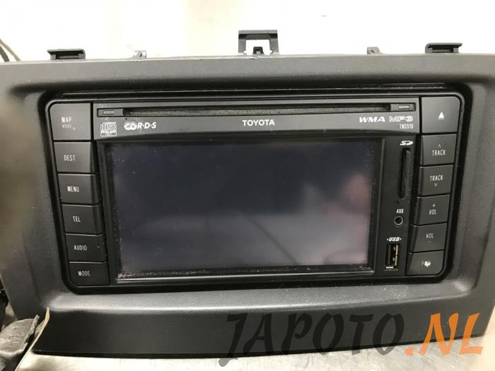Radio CD Speler van een Toyota Avensis Wagon (T27) 1.8 16V VVT-i 2010