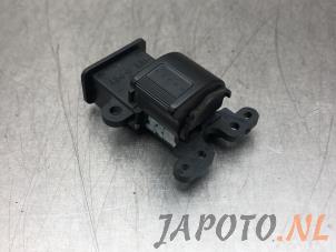Gebruikte Raam schakelaar elektrisch Honda Civic (ES) 1.3 16V VTEC-i IMA Prijs € 10,45 Margeregeling aangeboden door Japoto Parts B.V.