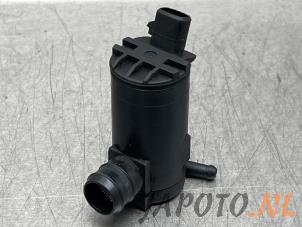 Gebruikte Ruitensproeierpomp achter Chevrolet Spark (M300) 1.0 16V Bifuel Prijs € 15,70 Margeregeling aangeboden door Japoto Parts B.V.