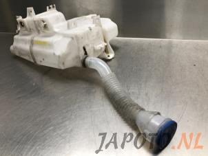 Gebruikte Ruitensproeiertank voor Mazda CX-5 (KE,GH) 2.2 Skyactiv D 175 16V 4WD Prijs € 39,95 Margeregeling aangeboden door Japoto Parts B.V.