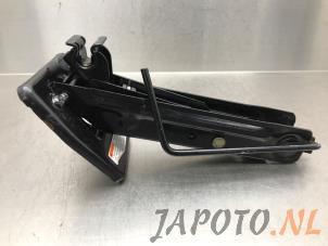 Gebruikte Krikset Suzuki Swift (ZA/ZC/ZD1/2/3/9) 1.3 VVT 16V Prijs € 14,95 Margeregeling aangeboden door Japoto Parts B.V.