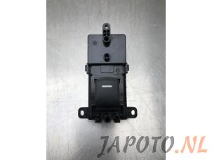 Gebruikte Ruit schakelaar elektrisch Honda Civic (FK6/7/8/9) 1.0i VTEC Turbo 12V Prijs € 19,95 Margeregeling aangeboden door Japoto Parts B.V.