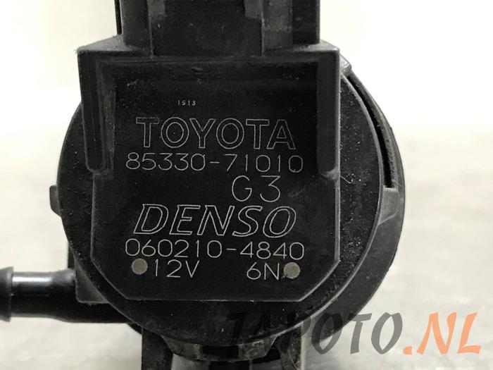 Ruitensproeierpomp voor van een Toyota Verso S 1.33 16V Dual VVT-I 2011