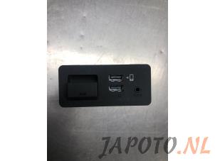 Gebruikte AUX/USB aansluiting Mazda MX-5 (ND) 2.0 SkyActiv G-160 16V Prijs € 24,95 Margeregeling aangeboden door Japoto Parts B.V.