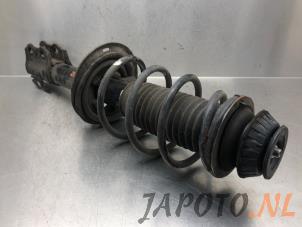 Gebruikte Schokdemperpoot links-voor Toyota Yaris III (P13) 1.0 12V VVT-i Prijs € 59,95 Margeregeling aangeboden door Japoto Parts B.V.