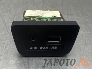 Gebruikte AUX/USB aansluiting Hyundai i30 (GDHB5) 1.6 CRDi 16V VGT Prijs € 24,95 Margeregeling aangeboden door Japoto Parts B.V.