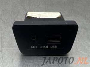 Gebruikte AUX/USB aansluiting Hyundai i30 Wagon (GDHF5) 1.6 GDI Blue 16V Prijs € 24,95 Margeregeling aangeboden door Japoto Parts B.V.