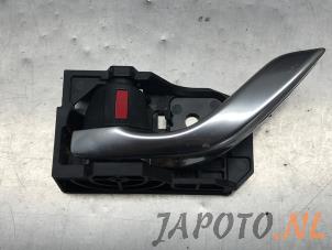 Gebruikte Portiergreep 4Deurs links-achter Mazda CX-5 (KF) 2.0 SkyActiv-G 165 16V 4WD Prijs € 24,95 Margeregeling aangeboden door Japoto Parts B.V.