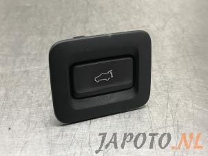 Gebruikte Schakelaar achterklep Mazda CX-5 (KF) 2.0 SkyActiv-G 165 16V 4WD Prijs € 29,95 Margeregeling aangeboden door Japoto Parts B.V.